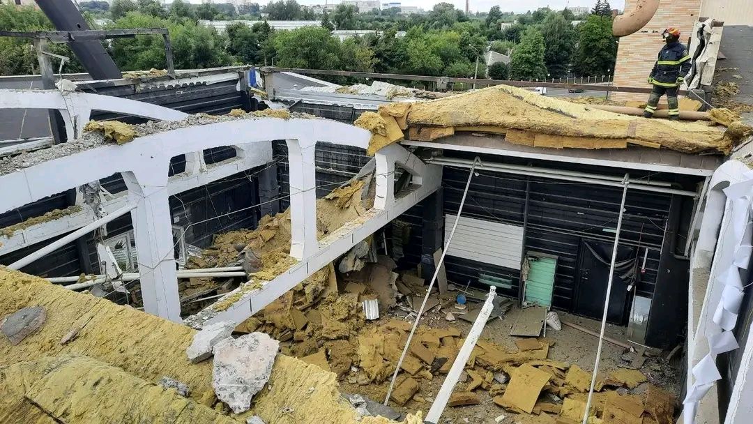 Обстрел Харькова: спасатели разбирали поврежденную крышу "Французского бульвара"